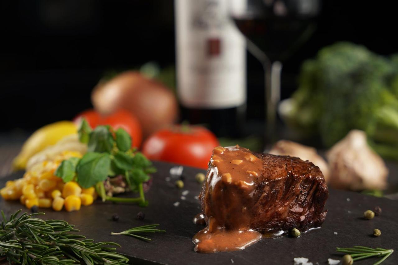 Palais De Chine Hotel Taipei Eksteriør bilde A steak with a red wine sauce