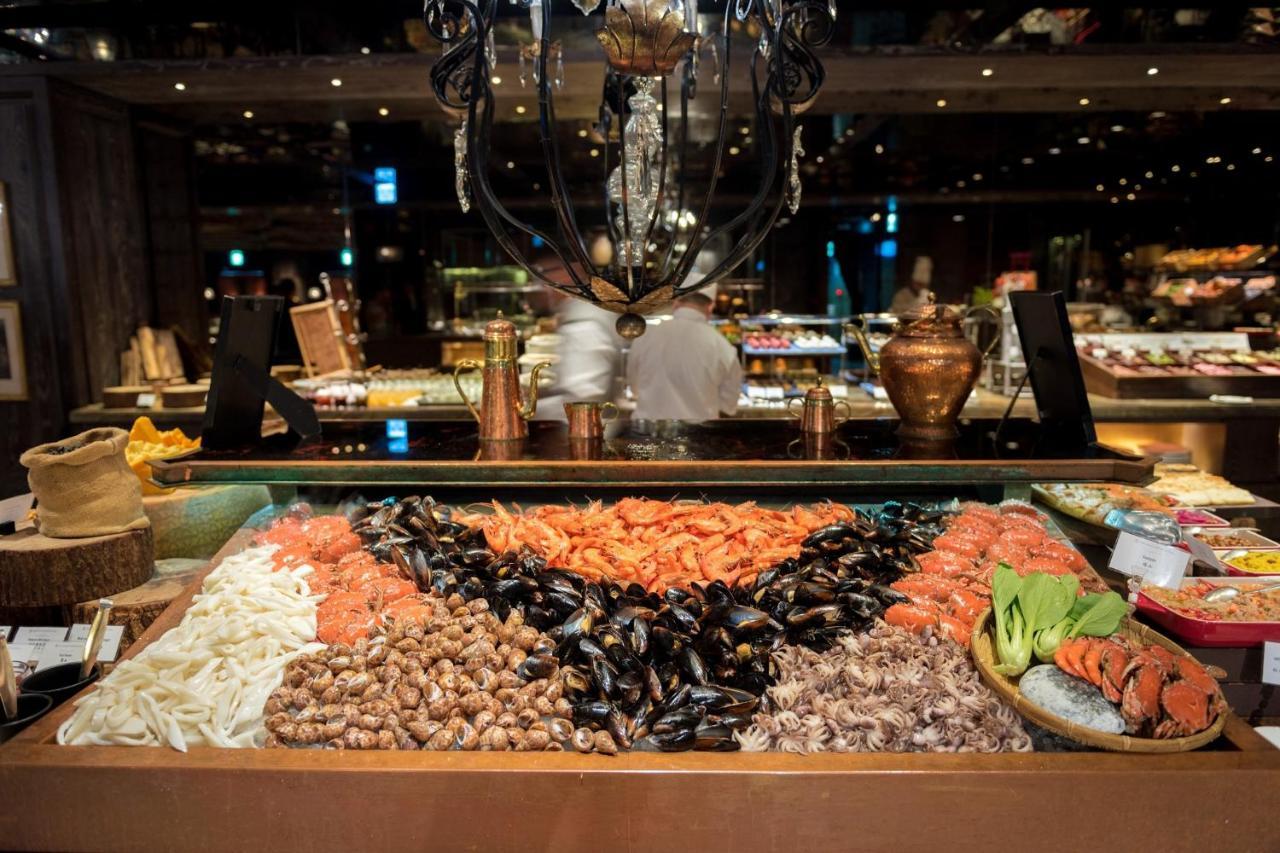 Palais De Chine Hotel Taipei Eksteriør bilde Seafood buffet at a restaurant