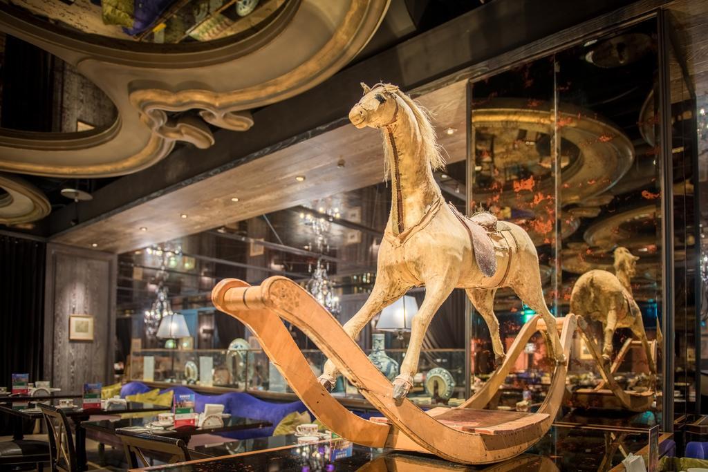 Palais De Chine Hotel Taipei Eksteriør bilde The carousel at the entrance of the store